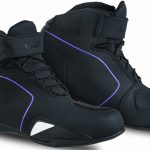 BOTAS DE MOTO ZAPATILLAS DE MOTO IMPERMEABLES Y TRANSPIRABLES CON HOMOLOGACIÓN CE ALLEYCAT LILA NEGRO